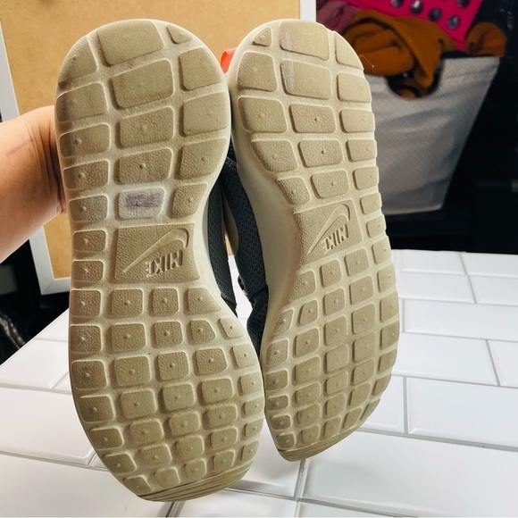 NIKE WOMENS ROSHE‎ RUN SNEAKER
511882-005 GRAY PINK SIZE 9 - Picture 7 of 11